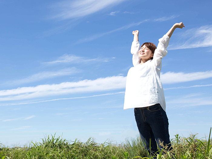 伸びをしている女性