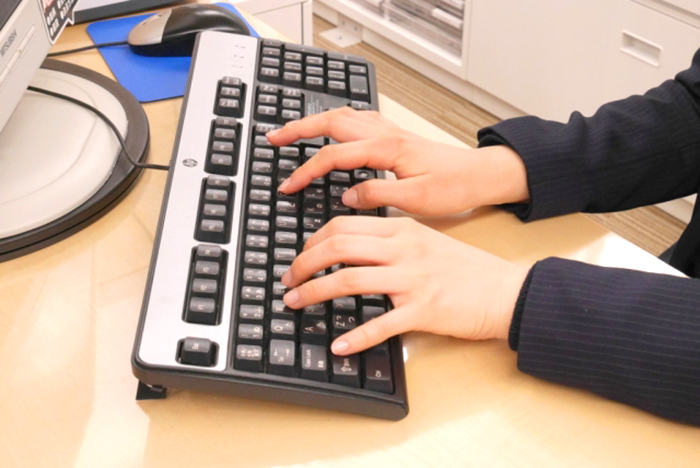 キーボードを入力している人