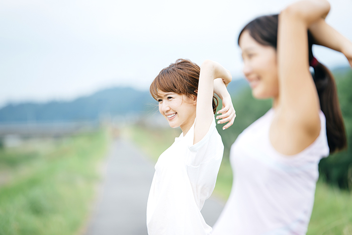 伸びをしている女性