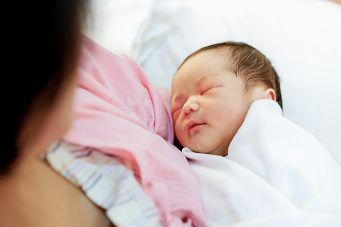 赤ちゃんを抱っこしている